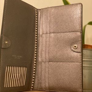 Henri Bendel wallet